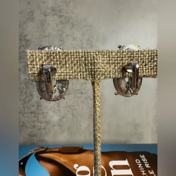 ✨ Kenneth Jay Lane Jade Clip-On Earrings – Silver-Tone & Rhinestone Accents - Picture 4 of 6